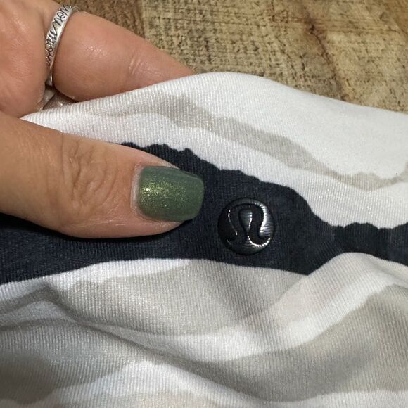 Lululemon True Self Crop
Bleacher Stripe White Black size 6 - Picture 9 of 14